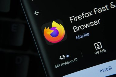 Dhaka, Bangladeş - 27 Temmuz 2025: (...) Google Playstore uygulaması akıllı telefon ekranında görüntülenir.