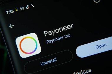 Dhaka, Bangladeş - 27 Temmuz 2025: Payoneer uygulamasının açık ve kurulmamış seçenekleri, koyu arayüzü gösteren ekran