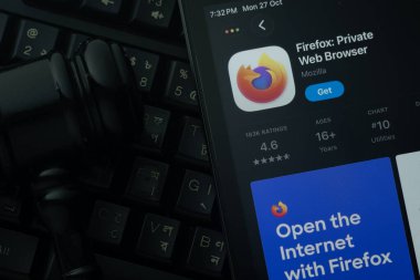 Dhaka, Bangladeş - 28 Ekim 2025: Firefox uygulamasını hakimin tokmağına ve karanlık klavye geçmişine karşı gösteren bir iPad.