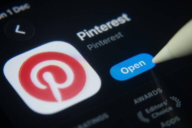 Dhaka, Bangladeş - 01 Aralık 2025: Bir iPad ekranındaki Uygulama mağazasındaki Pinterest uygulama simgesine yakın plan.