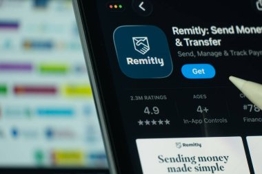 Dhaka, Bangladeş - 24 Ekim 2025: Uygulama mağazasında uygulamayı gösteren bir iPad ekranı.