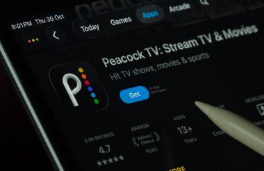 Dhaka, Bangladeş - 30 Ekim 2025: Tavuskuşu TV uygulaması iPad ekranında karanlık modda dijital kalemle gösteriliyor.