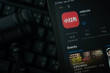 Dhaka, Bangladeş - 28 Ekim 2025: Hakimin tokmağına ve karanlık klavye geçmişine karşı kırmızı not uygulamasını gösteren bir iPad.