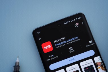 Dhaka, Bangladeş - 29 Mayıs 2025: Mavi bir yüzeyde, bir akıllı telefon kırmızı not uygulamasını Google Play Store içinde gösterir.