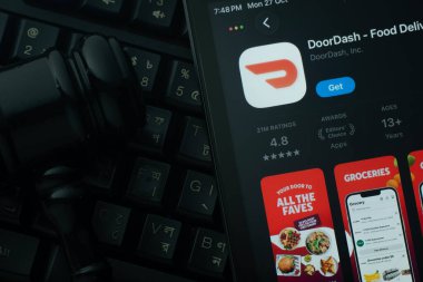 Dhaka, Bangladeş - 28 Ekim 2025: Yargıcın tokmak ve karanlık klavye arka planına karşı Kapı Kontrol uygulamasını gösteren bir iPad.