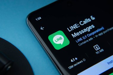 Dhaka, Bangladeş - 17 Mart 2025: Google Playstore 'daki LINE uygulaması akıllı telefon ekranında gösteriliyor.