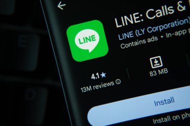 Dhaka, Bangladeş - 27 Temmuz 2025: Google Playstore 'daki LINE uygulaması akıllı telefon ekranında gösteriliyor.