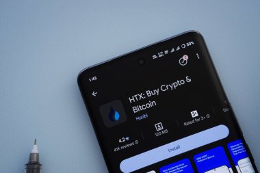 Dhaka, Bangladeş - 29 Mayıs 2025: Mavi bir yüzeyde, akıllı bir telefon Google Play Store içinde HTX uygulamasını gösterir.