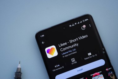 Dhaka, Bangladeş - 29 Mayıs 2025: Mavi bir yüzeyde, bir akıllı telefon Benzer uygulamasını Google Play Store içinde gösterir.