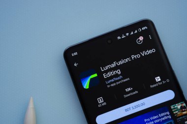 Dhaka, Bangladeş - 29 Mayıs 2025: Mavi bir yüzeyde, bir akıllı telefon Google Play Store içinde LumaFusion uygulamasını gösterir.