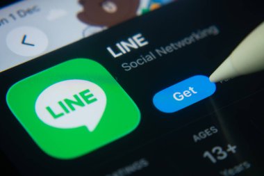 Dhaka, Bangladeş - 01 Aralık 2025: Bir iPad ekranındaki Uygulama mağazasındaki LINE uygulama simgesinin yakın plan görüntüsü.