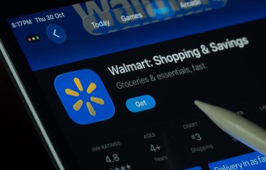 Dhaka, Bangladeş - 30 Ekim 2025: Walmart uygulaması iPad ekranında karanlık modda dijital kalemle gösteriliyor.