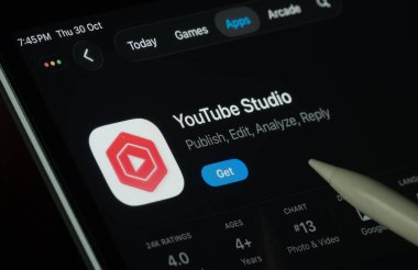 Dhaka, Bangladeş - 30 Ekim 2025: Youtube Studio uygulaması iPad ekranında karanlık modda dijital kalemle gösterildi.