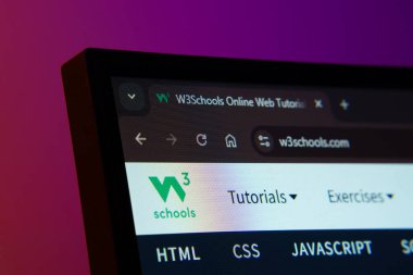 Dhaka, Bangladeş - 02 Haziran 2025: W3Schools web arayüzünü karanlık kipte gösteren bir bilgisayar ekranının yakın çekimi