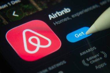 Dhaka, Bangladeş - 01 Aralık 2025: Bir iPad ekranındaki Uygulama mağazasındaki Airbnb uygulama simgesine yakın plan.