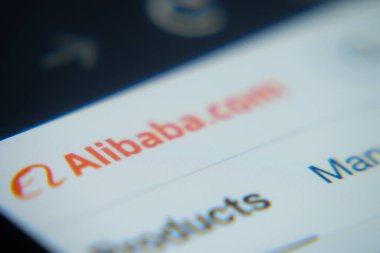 Dhaka, Bangladeş - 02 Aralık 2025: Bir dizüstü bilgisayarın yakın plan görüntüsü bir tarayıcıda Alibaba web arayüzünü gösteriyor.