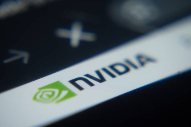 Dhaka, Bangladeş - 02 Aralık 2025: Bir dizüstü bilgisayarın yakın çekimi bir tarayıcıda Nvidia web arayüzünü gösteriyor.