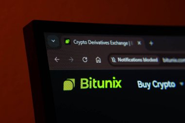 Dhaka, Bangladeş - 02 Haziran 2025: Bitunix web arayüzünü karanlık modda gösteren bir bilgisayar ekranının yakın çekimi
