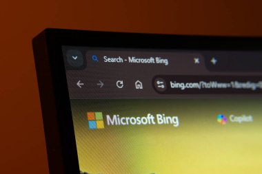 Dhaka, Bangladeş - 02 Haziran 2025: Microsoft Bing ağ arayüzünü karanlık kipte gösteren bir bilgisayar ekranının yakın çekimi