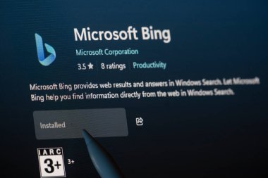 Dhaka, Bangladeş - 19 Sep 2025: Microsoft Store 'daki Microsoft Bing uygulamasına yakın plan bir dizüstü bilgisayar ekranında gösteriliyor.