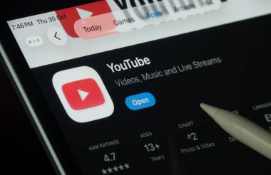 Dhaka, Bangladeş - 30 Ekim 2025: Youtube uygulaması iPad ekranında karanlık modda dijital kalemle gösteriliyor.