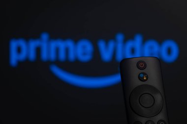 Dhaka, Bangladeş - 21 Ocak 2026: Bulanık Amazon Prime Video logosuna karşı akıllı bir TV uzaktan kumandasının yakın çekimi.