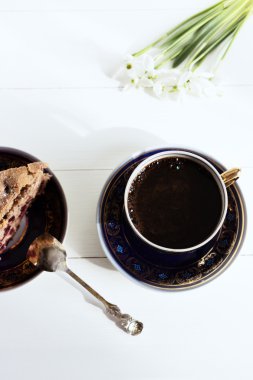 Kahve pasta beyaz tahta arka plan ile. Seçici odak, üstten görünüm, makro, tonlu görüntü, film etkisi