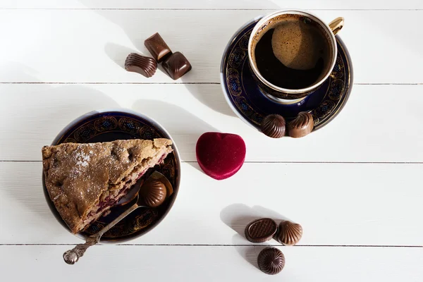 Café, torta e caixa com anel sobre fundo branco. Uma oferta de casamento, caixa que dá anel — Fotografia de Stock