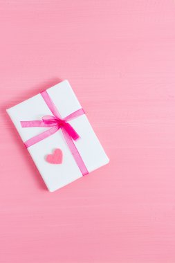 Küçük kalp ile hediye bir pembe Paketli. Seçici odak, üstten görünüm, makro, tonlu görüntü, film etkisi