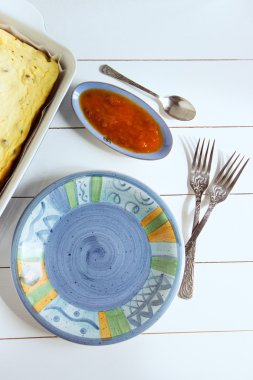 Mavi tabak çatal peynir güveç üzerinde beyaz bir arka plan ile. Üstten Görünüm, tonlu görüntü, film etkisi