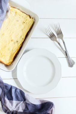 Tabak çatal peynir güveç üzerinde beyaz bir arka plan ile. Üstten Görünüm, tonlu görüntü, film etkisi