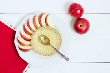 Elma, bal ve Beyaz ahşap zemin üzerine bir kaşık ile çanağı. Yahudi yeni yılı, Rosh Hashanah, en iyi Manzaralı