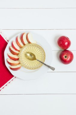 Elma, bal ve Beyaz ahşap zemin üzerine bir kaşık ile çanağı. Yahudi yeni yılı, Rosh Hashanah, en iyi Manzaralı