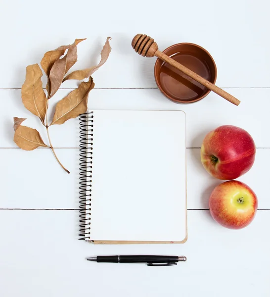 Defter ve kalem Beyaz ahşap zemin, üstten görünüm üzerinde. Yahudi yeni yılı, Rosh Hashanah