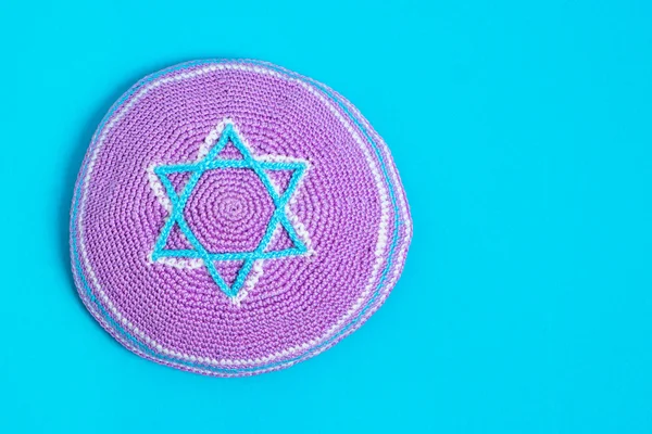 Kipa violeta sobre fondo azul, vista superior. Año Nuevo judío, Rosh Hashaná —  Fotos de Stock