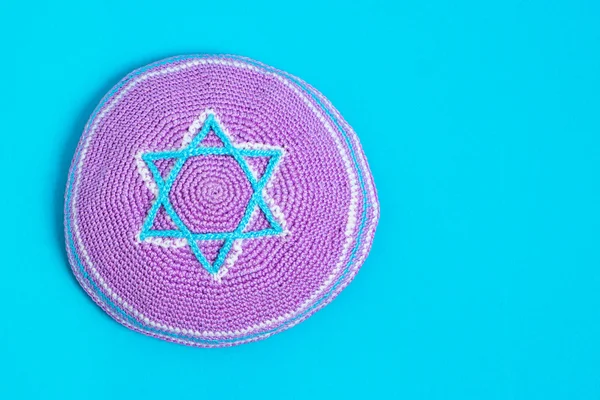 Menekşe kipa mavi arka plan, üstten görünüm üzerinde. Yahudi yeni yılı, Rosh Hashanah