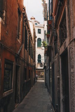 Güzel binaları olan İtalyan caddesi. Fotoğrafın film efekti ve yazar işlemesi