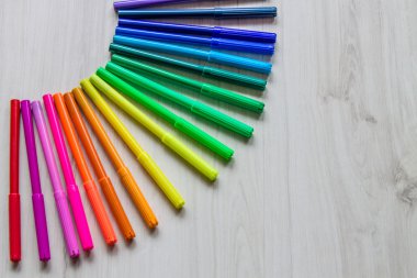 Ahşap arka plan üzerinde Keçeli Kalemler