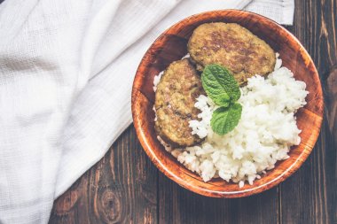 Beyaz pirinç bir kase ile Beşamel sos