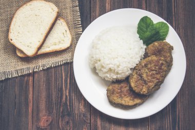 Beyaz pirinç bir kase ile Beşamel sos