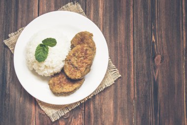 Beyaz pirinç bir kase ile Beşamel sos