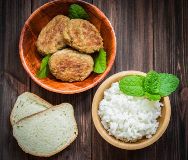 Beyaz pirinç bir kase ile Beşamel sos