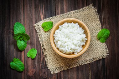 Beyaz pirinç kase ahşap arka plan üzerinde