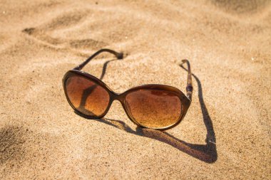 Kumda güneş gözlüğü