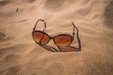Kumda güneş gözlüğü