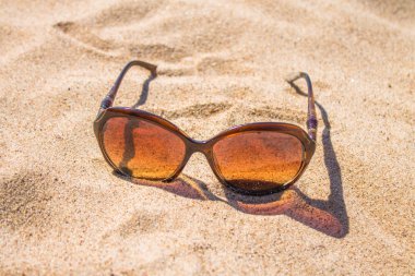 Kumda güneş gözlüğü