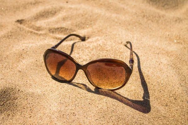 Kumda güneş gözlüğü