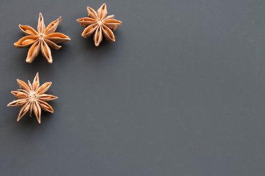 Siyah arkaplanda yıldız anason 'u