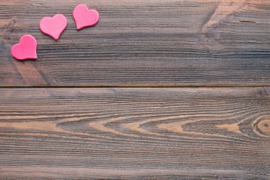 ahşap arka plan üzerinde Hearts