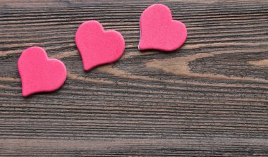 ahşap arka plan üzerinde Hearts